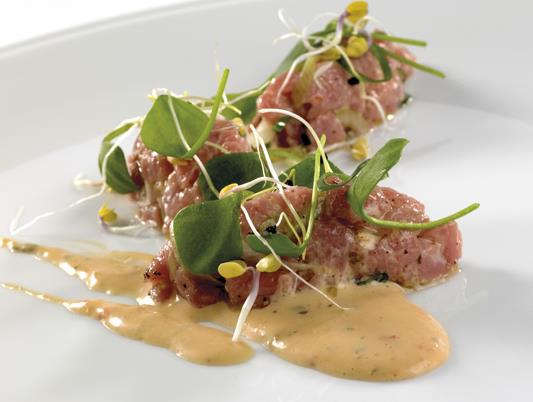 Kalfstartaar met kruidensla en Thousand Island dressing